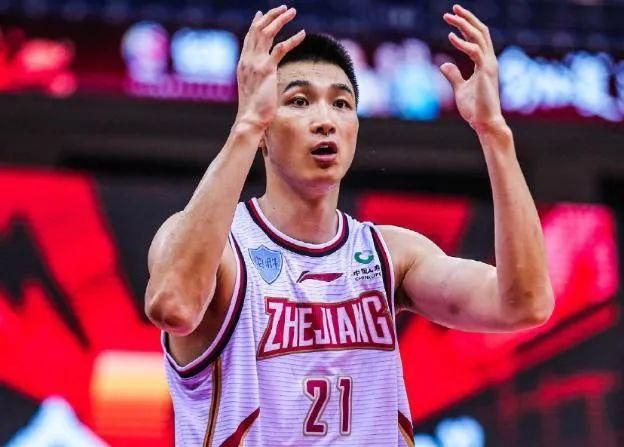 据国米跟队记者瓜罗报道，国米与邓弗里斯之间的续约仍存在分歧，不排除邓弗里斯明夏离队。
